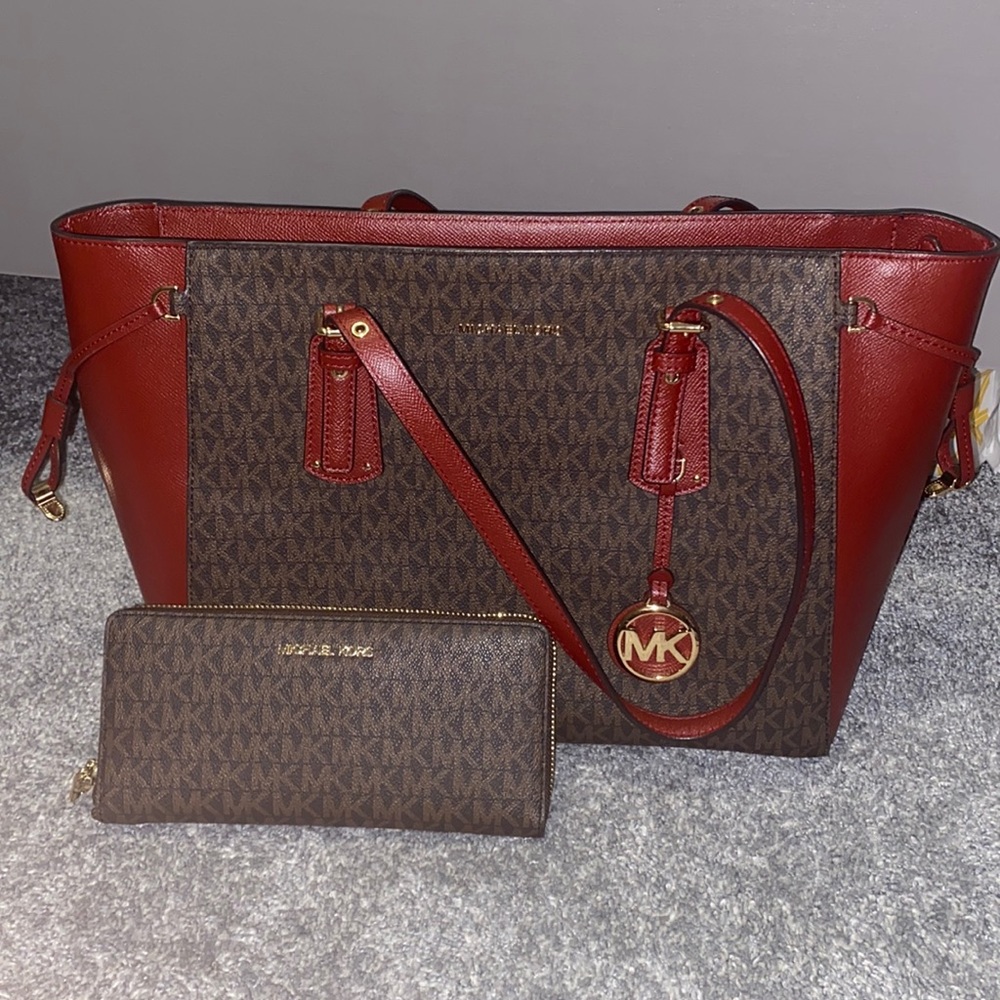 Medium tote bag. Purse hold 3 compartments alone with zippers. Includes wallet.